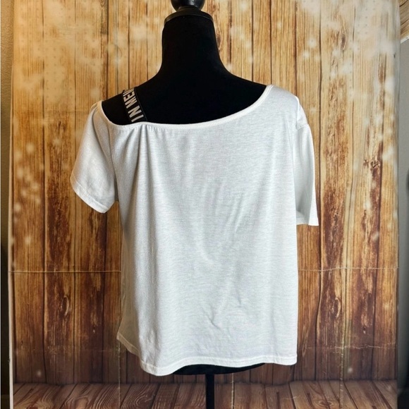 SHEIN Women’s Graphic Tee Bow Face Off Shoulder Casual Top Size Small - Picture 4 of 12